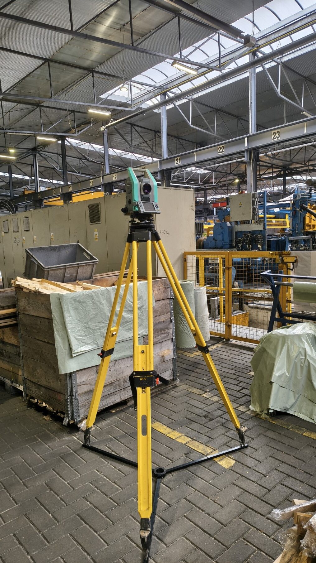 Sprzęt geodezyjny GEOTIM — tachimetr Nikon XF, odbiornik GNSS RTK Trimble R12i, niwelator Trimble DiNi